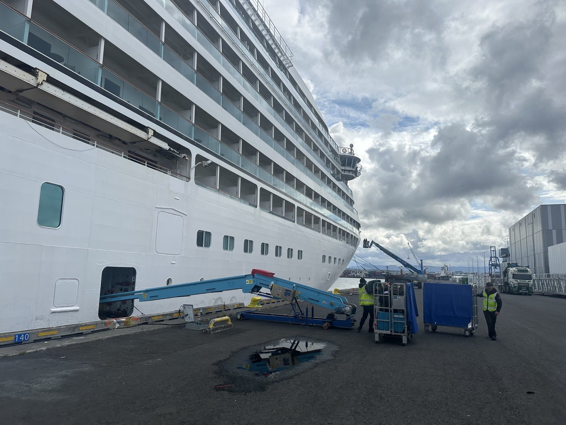 Telescopic conveyor belt at vessel side